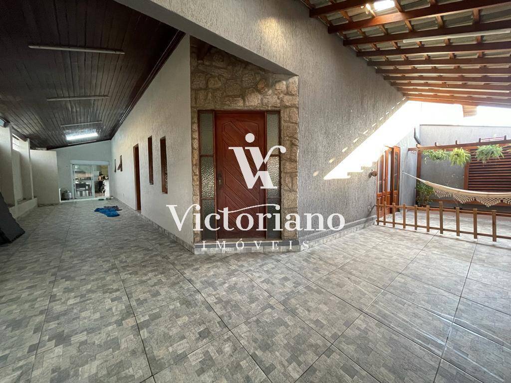 Casa à venda com 3 quartos, 300m² - Foto 4