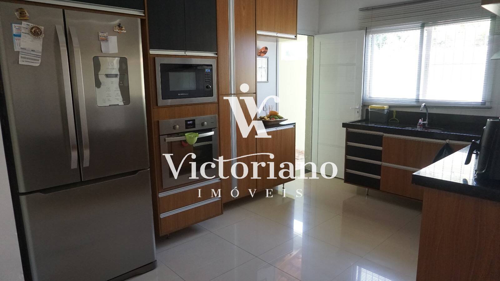 Casa à venda com 4 quartos, 175m² - Foto 1