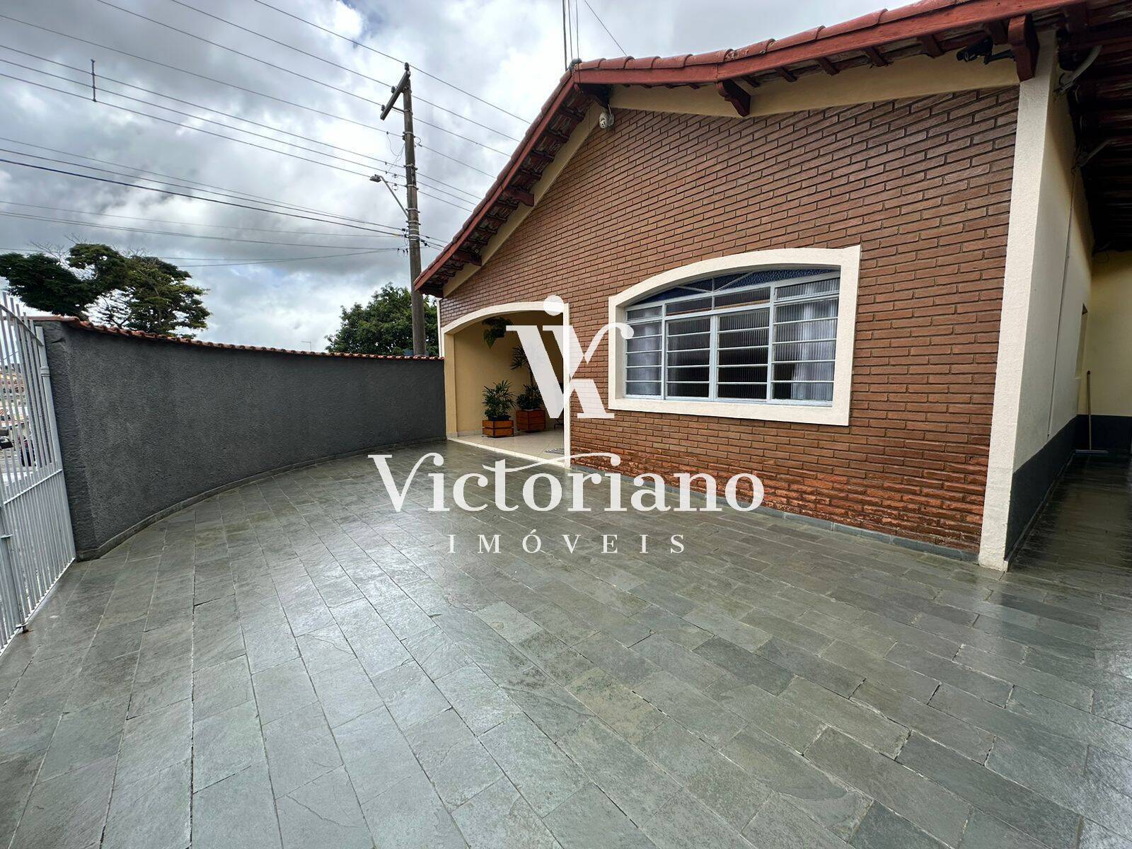 Casa à venda com 3 quartos, 108m² - Foto 1