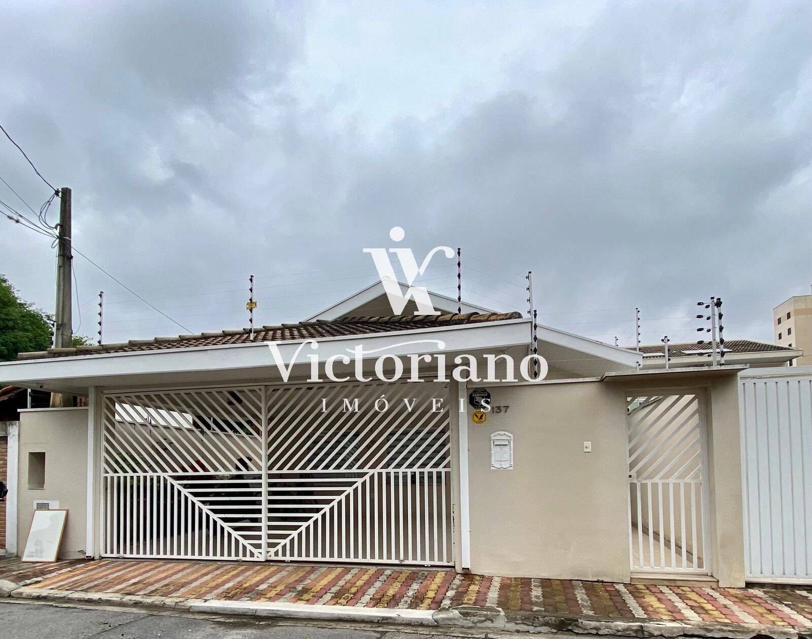 Casa à venda com 3 quartos, 250m² - Foto 2