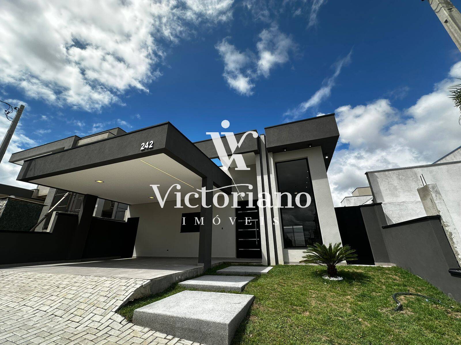 Casa de Condomínio à venda com 3 quartos, 250m² - Foto 1