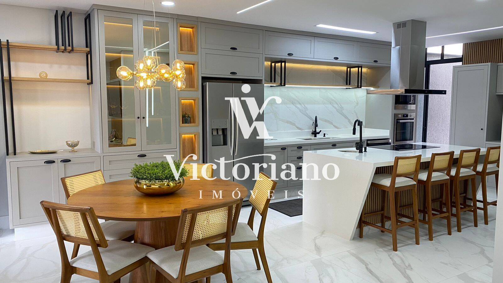 Casa à venda com 3 quartos, 243m² - Foto 1