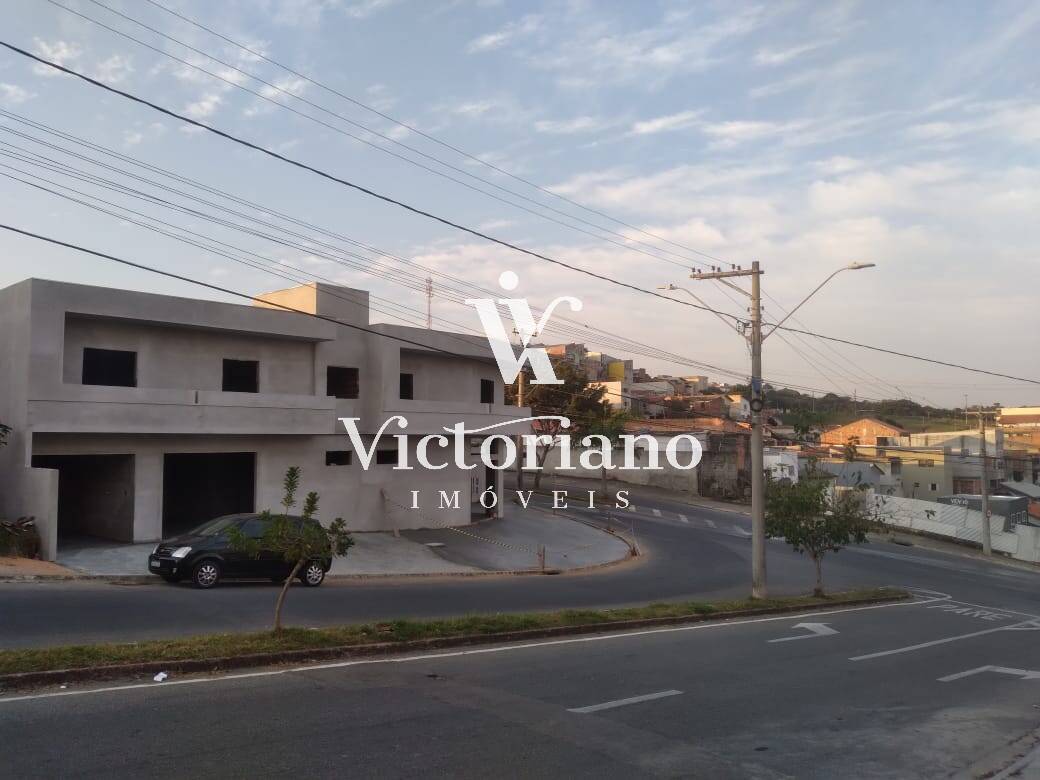 Casa à venda com 4 quartos, 250m² - Foto 2