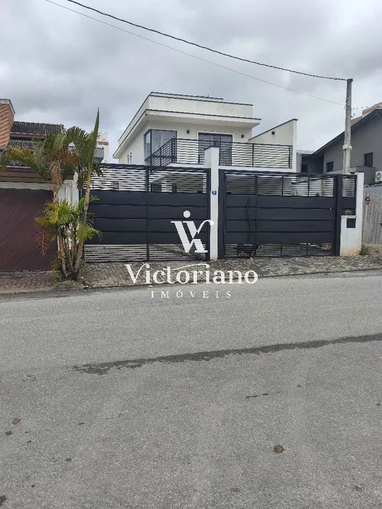 Casa à venda com 3 quartos, 250m² - Foto 2